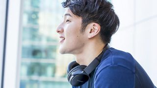 QC35 IIを首にかけ微笑む瀬戸大也