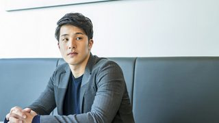 ジャケットを着て、座っている瀬戸大也