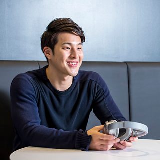 QC35 IIを手に持ち、微笑む瀬戸大也