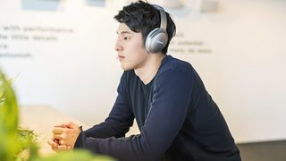 QC35 IIを着け、テーブルに肘をつく瀬戸大也