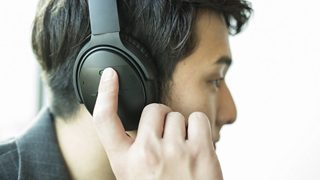 QC35 IIのスイッチをONにする瀬戸大也