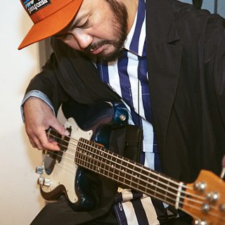 ベースを弾く山根敏史