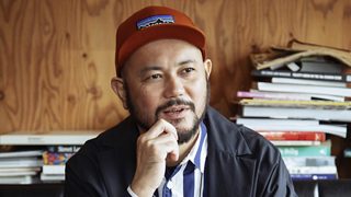 ひげを触る山根敏史