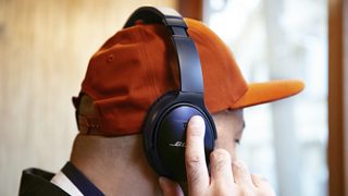 QC35 IIのスイッチを入れる山根敏史