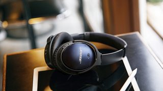 iPadの上に置かれているQC35 II
