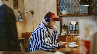 QC35 IIを着けて、アイデアを練る山根敏史