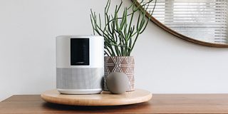 Bose Home Speaker 500 auf einem Tisch