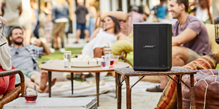 S1 Pro System auf einem Tisch bei einer Party im Freien