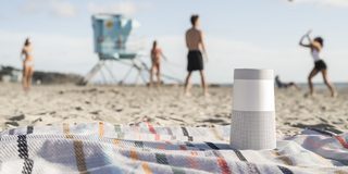 SoundLink Revolve -Bluetooth-kaiutin rannalla peitteen päällä