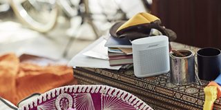 Polar White SoundLink Colour Bluetooth-högtalare II på ett bord