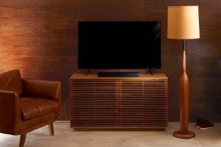 Diffusore per TV Bose su un mobile per TV