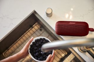 Enceinte Bluetooth SoundLink Flex à côté d’un évier de cuisine