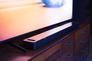 Barre de son intelligente Bose 900 sur une console multimédia