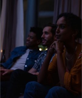 Des amis regardant la télévision