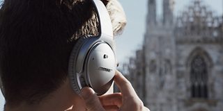 Man die het volume aanpast op QuietComfort 35 wireless headphones II