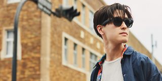 Mies Bose Frames Alto -lasit päässä