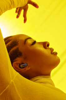 Femme dansant en portant les écouteurs Bose QuietComfort Ultra