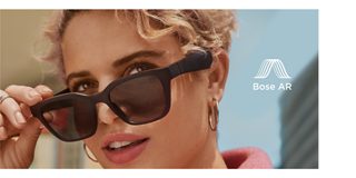 Kvinde med Bose Frames Alto og Bose AR-logoet