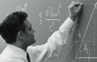 Dr. Bose escribiendo en una pizarra Innovaciones/logros