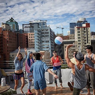 Fiesta en la azotea de un edificio de la ciudad