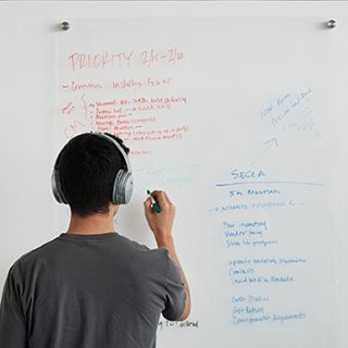 Empleado usando los auriculares inalámbricos QuietComfort 35 II