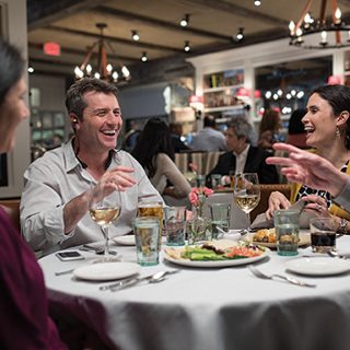 Hombre utilizando unos auriculares Bose en un restaurante