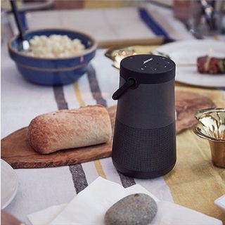 Altavoz Bluetooth SoundLink Revolve+ sobre una mesa
