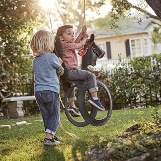 Niños jugando en el exterior
