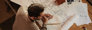 QuietControl 30 vezeték nélküli fejhallgatót viselő, dolgozó férfi