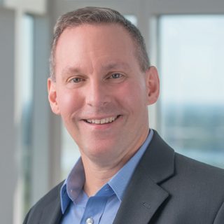 Phil Hess, presidente y director ejecutivo