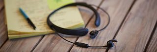 QuietControl 30 wireless headphones op een tafel