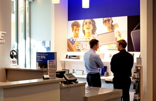 Nuestro enfoque Trabajador de tienda minorista Bose con cliente
