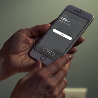 En el teléfono inteligente se muestra el botón Posponer