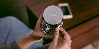 Persona guardando los sleepbuds en una funda