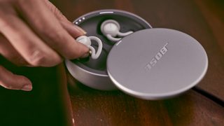 Alguien coloca los sleepbuds en la funda