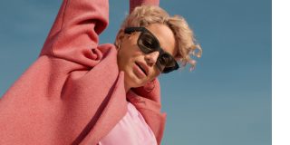 Vrouw met Bose Frames Alto
