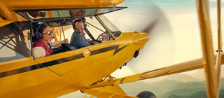 Pilote et passagère portant le casque d’aviation Bose A30 sur un petit avion privé