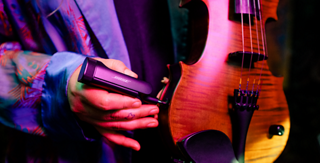 Musicien attachant un émetteur-récepteur sans fil à son violon