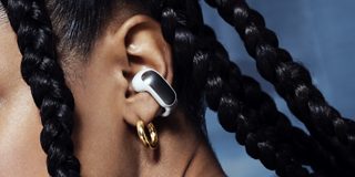 Femme portant des écouteurs oreilles libres Bose Ultra
