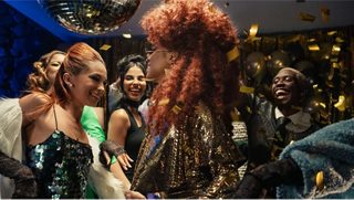 Des personnes pendant une fête