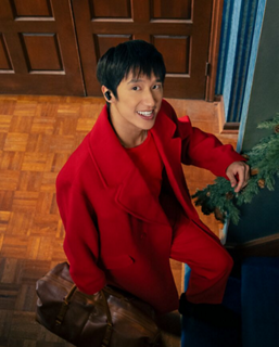 Une femme debout à côté d’escaliers et portant les écouteurs Bose QuietComfort Ultra