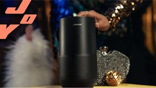 Menschen, die auf einer Feier mit dem tragbaren Bose Smart Speaker Musik hören