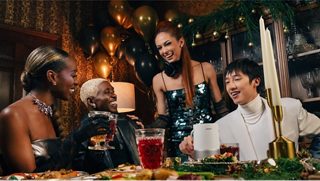 Menschen, die auf einer Feier mit dem tragbaren Bose Smart Speaker Musik hören