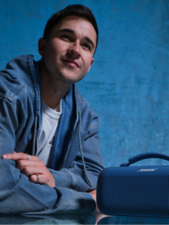 John Summit avec une enceinte portable Bose Soundlink Max