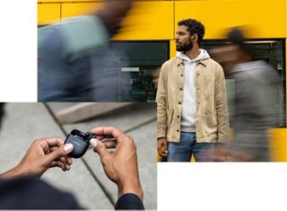 En mand med Bose QuietComfort øretelefoner II udenfor og en mand, der tager en af sine Bose QuietComfort øretelefoner II ud af opladeretuiet