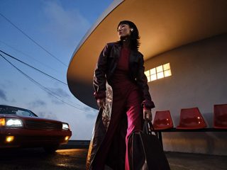 Femme sortant de sa voiture et portant des écouteurs Bose QuietComfort Ultra