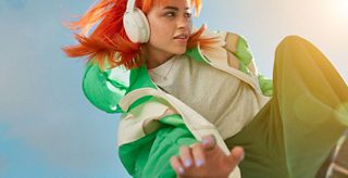 Femme portant le casque Bose QuietComfort en extérieur