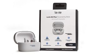 Lexie B2 Plus 自配式 OTC 助聽器位於其產品包裝盒旁的充電盒中