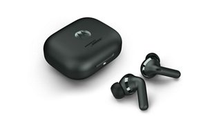 Motorola 的 Sound by Bose moto buds+ 及其充電盒