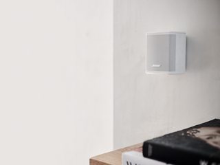 Głośniki dźwięku przestrzennego Bose Surround Speakers zamontowane na ścianie